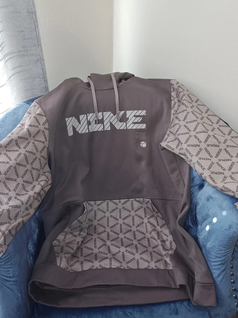 Nike Therma-Fit Men's XXL Brown Logo Hoodie with Patterned Sleeves